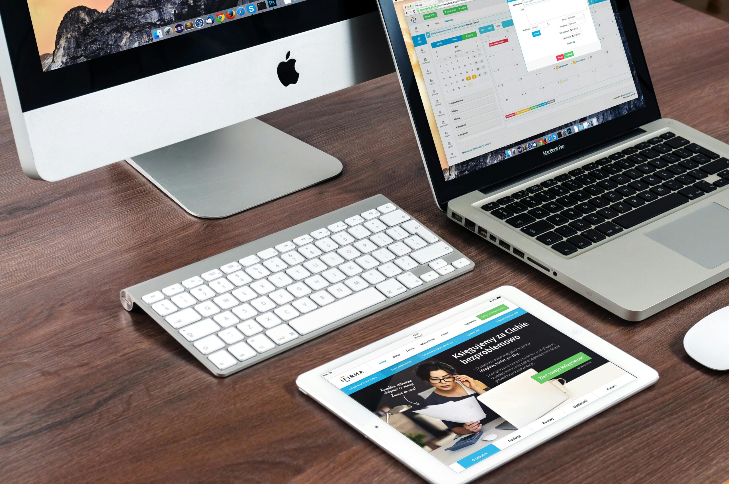 Diseño web para Tiendas en línea 7 A sleek office desk setup featuring Apple devices: iMac, MacBook, and iPad.